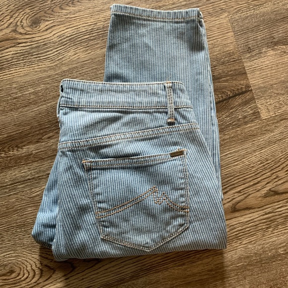 ⚡️SALE⚡️Crop Jeans - Picture 2 of 3